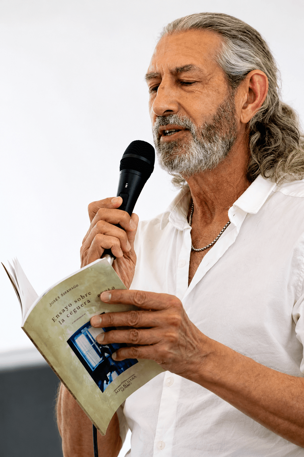 Escritorio literario con libros y manuscritos
